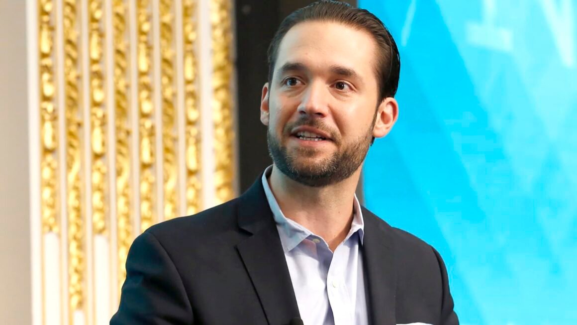 Alexis Ohanian, Kevin Rose team up to buy and revive Digg