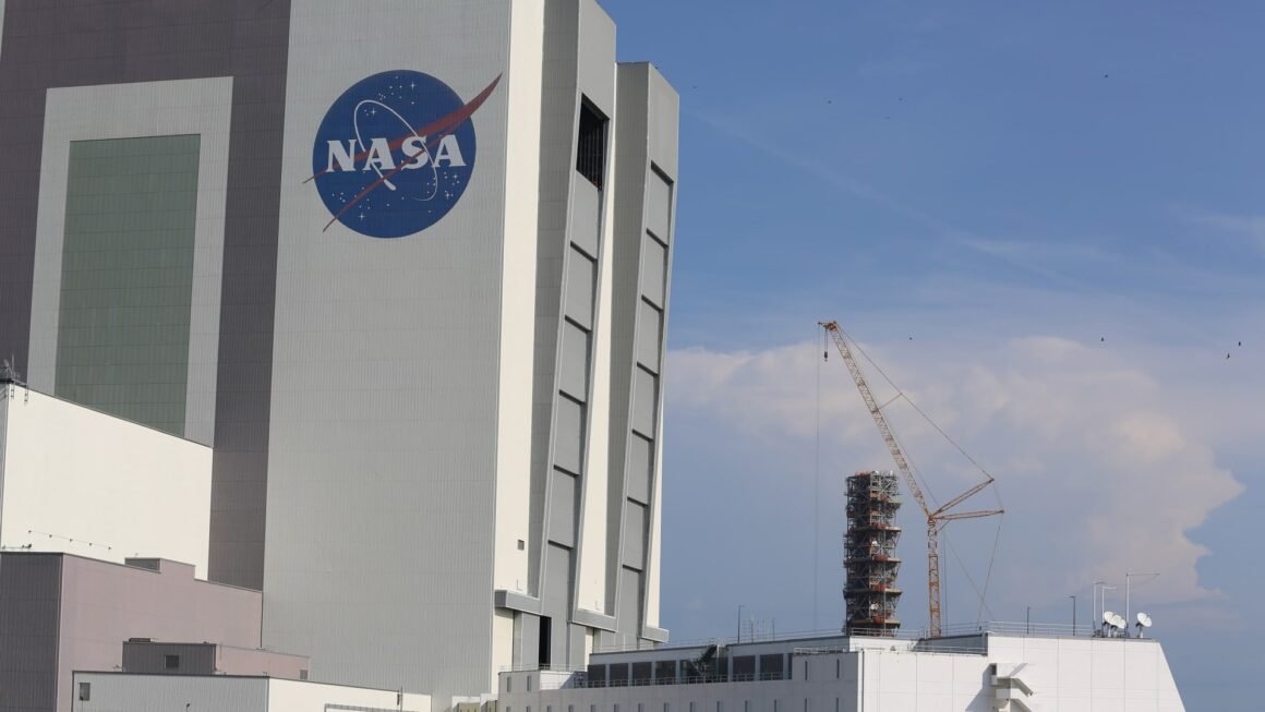 NASA Marshall Space Flight Center director Joseph Pelfrey resigns